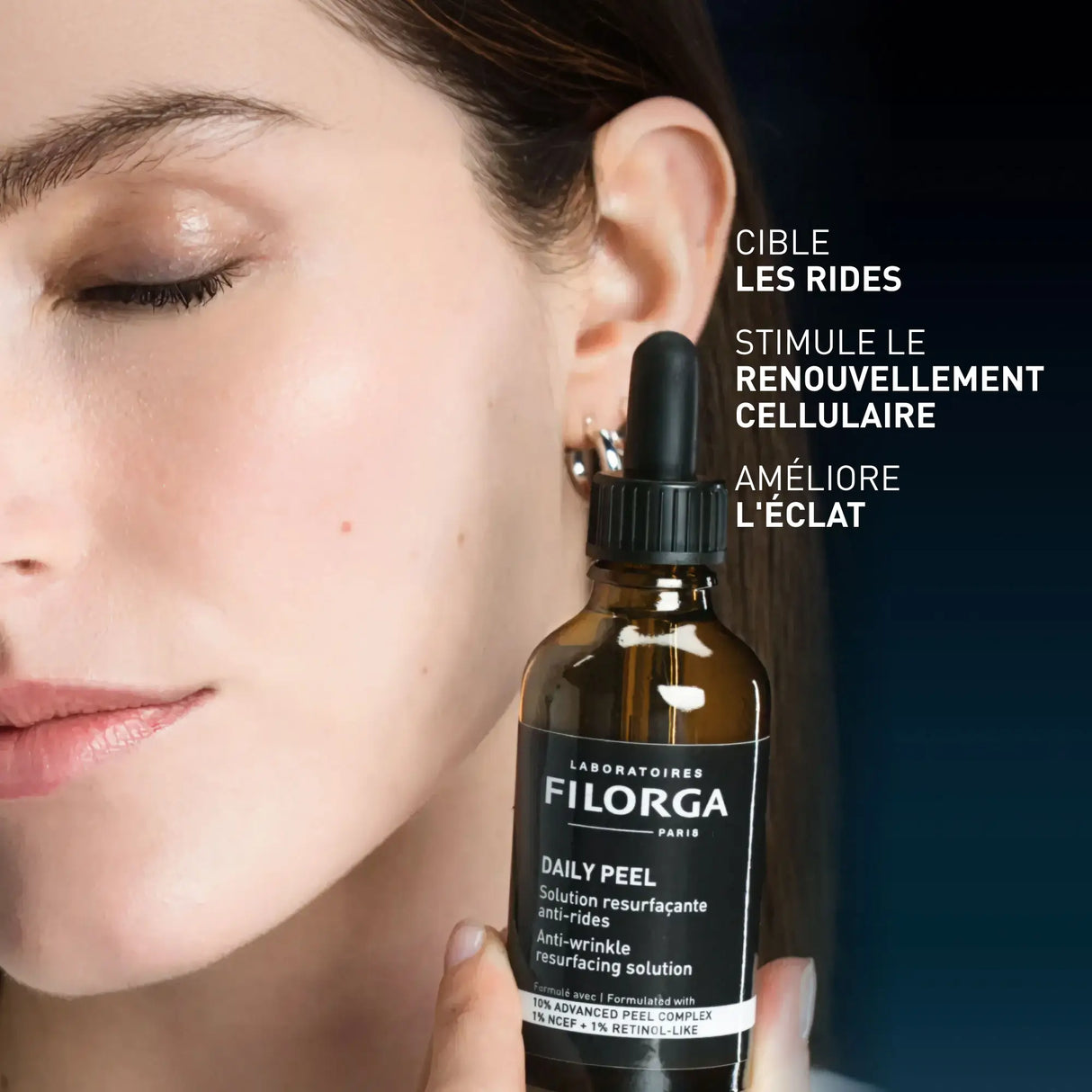 Filorga NCEF-Revitalize Sérum antienvelhecimento de 30 ml em frasco com doseador prateado e base rosa translúcida.
