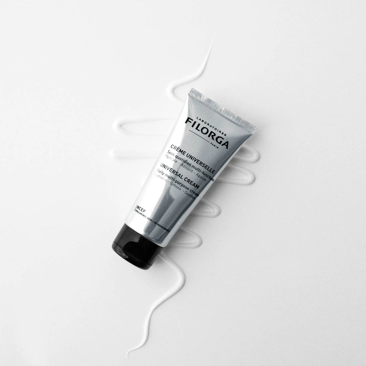 Textura branca do creme Filorga Universal Cream sobre fundo branco.