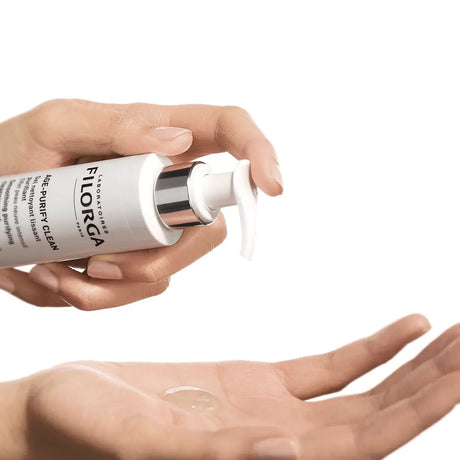 Frasco branco com doseador de Filorga Age-Purify Clean, gel de limpeza facial, 150 ml.