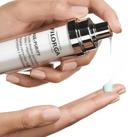 Filorga AGE-PURIFY fluido facial de dupla correção em frasco branco e prateado com doseador, 50 ml.