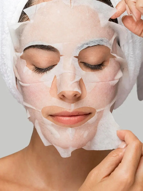 Máscaras faciais – mulher a aplicar máscara facial hidratante no rosto.