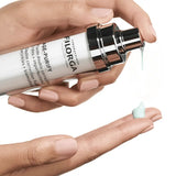 Filorga AGE-PURIFY fluido facial de dupla correção em frasco branco e prateado com doseador, 50 ml.