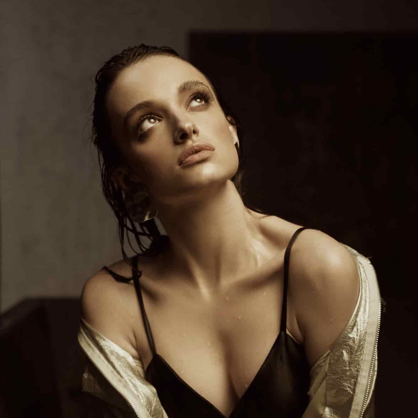 Imagem editorial com luz suave e atmosfera serena, associada ao universo da cosmética e bem-estar.