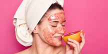 Esfoliantes faciais – mulher com esfoliante granulado aplicado no rosto.