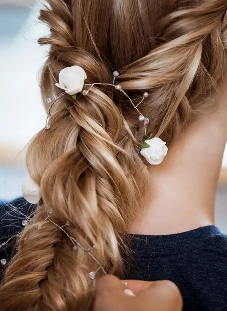 Penteado elaborado em cabelo feminino associado a produtos de modelação capilar