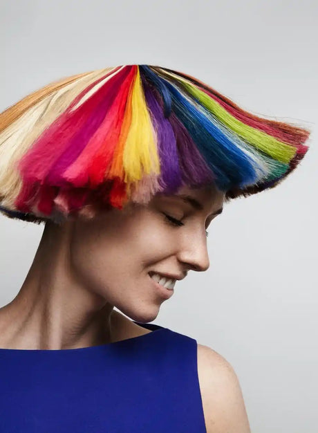 Cabelo feminino com coloração vibrante e multicolor associada a produtos de coloração capilar